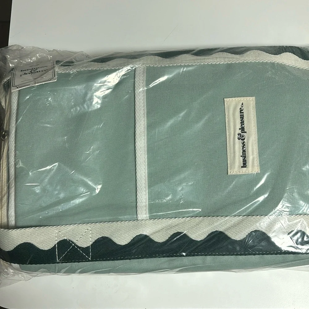 BUSINESS & PLEASURE COOLER 2 WAY TOTE - Picture 14 of 16